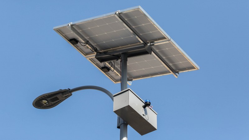 Poste de luz com placa fotovoltaica para geração de energia solar