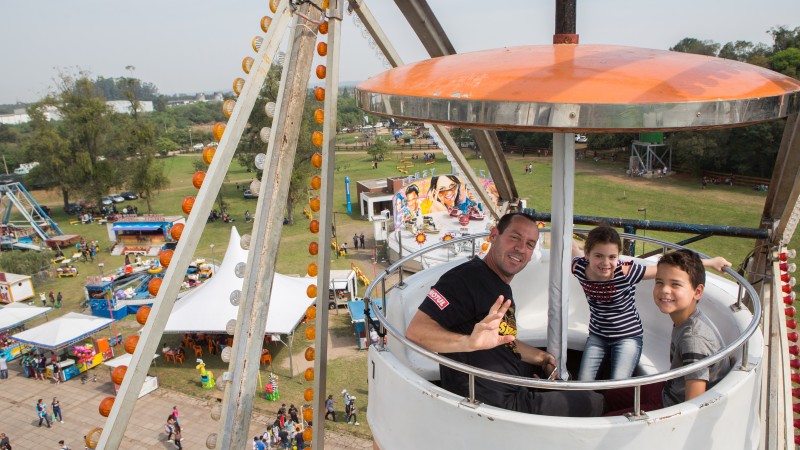 Parque de Diversões na entrada da feira é alternativa para famílias divertirem as crianças