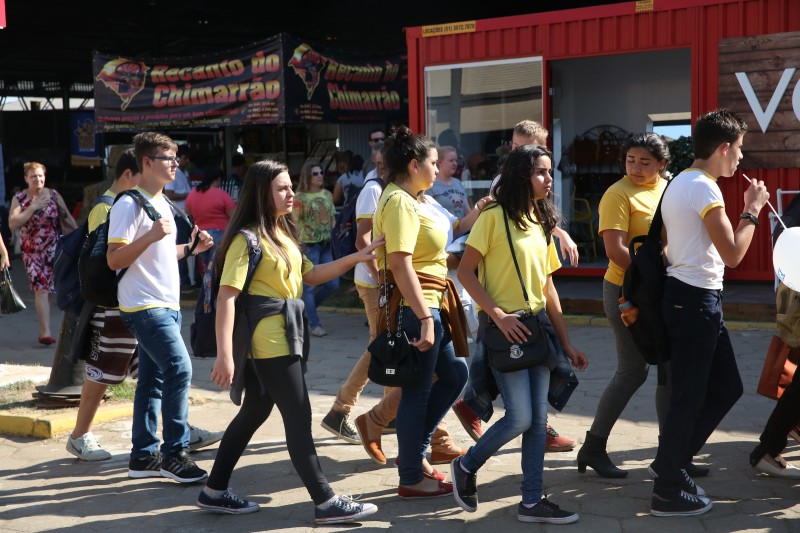 Escolas da região trazem alunos para ter contato com a tradição rural do Rio Grande do Sul