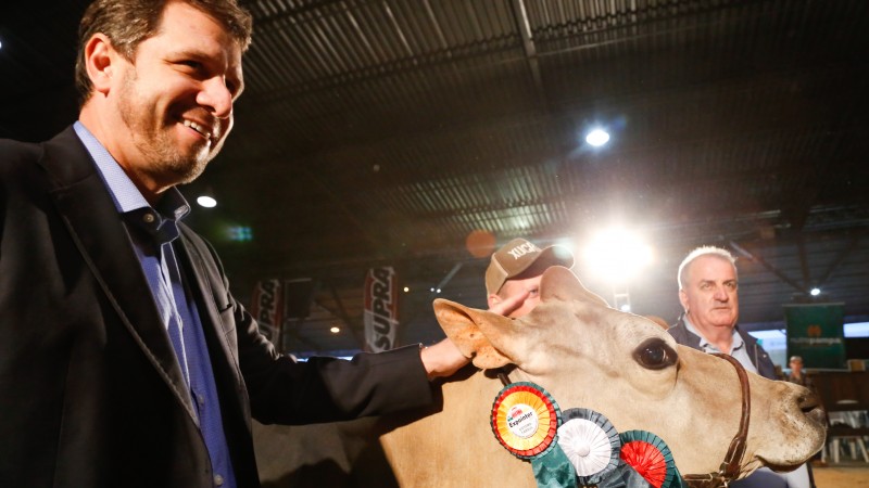 Secretário da Agricultura, Ernani Polo, prestigia premiação da raça Jersey