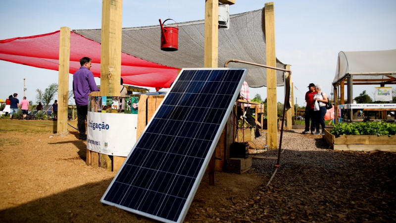 Estande da Emater-RS orienta produtores sobre instalação da energia solar nas propriedades