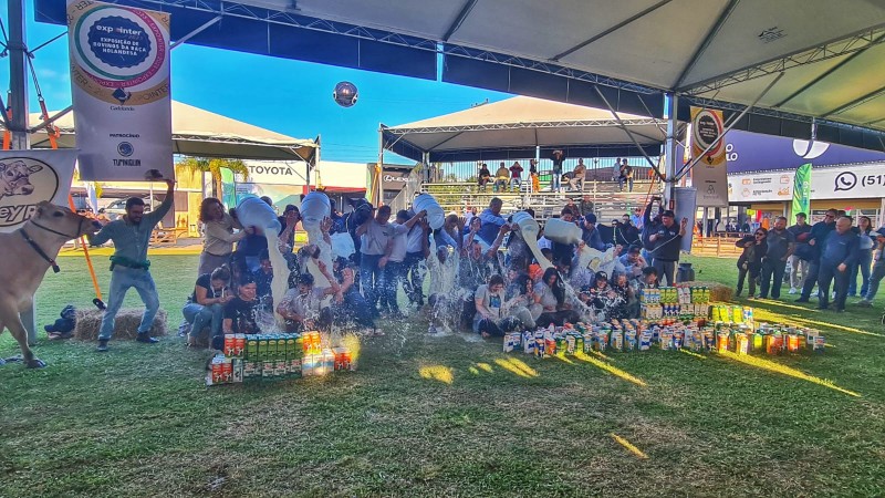 Tradicional banho de leite na Expointer