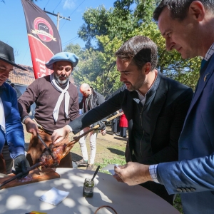 Governador Eduardo Leite e secretário Clair Kuhn com os churrasqueiros no lançamento da Expointer