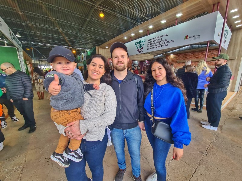 Família de Três Cachoeiras: Iago, Daniele, Gabriel e Laura