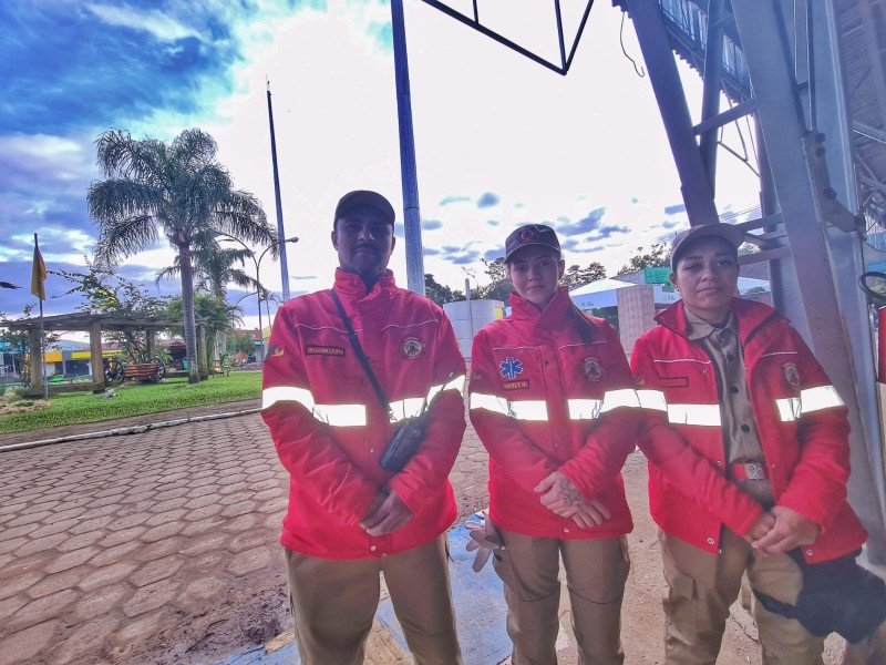 Os bombeiros civis Cristian, Gabriely e Michele