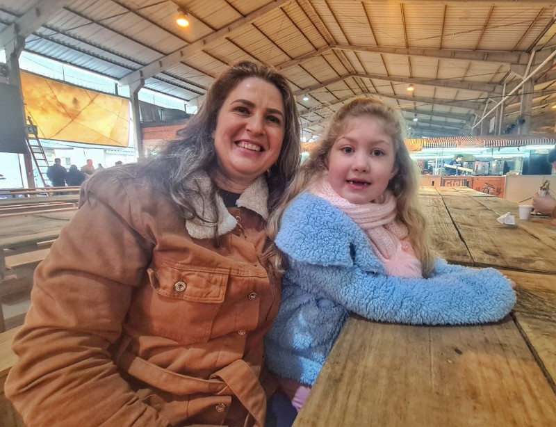Maria Fabiani Hansen e a filha, Maria Valentina, no Pavilhão da Agricultura Familiar