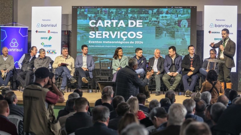 A foto mostra autoridades reunidas em evento