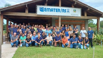 foto do pessoal da Emater na frente da casa da Emater na Expointer