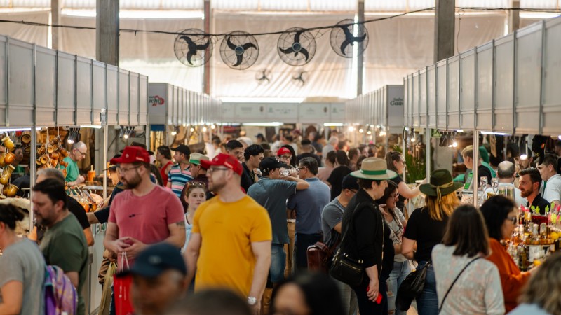Foto mostra corredor lotado de pessoas no Pavilh&atilde;o da Agricultura Familiar na Expointer.