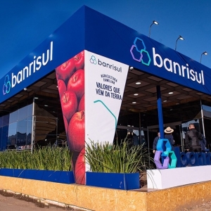 Fachada de umm pr&eacute;dio de esquina com o logotipo do Banrisul